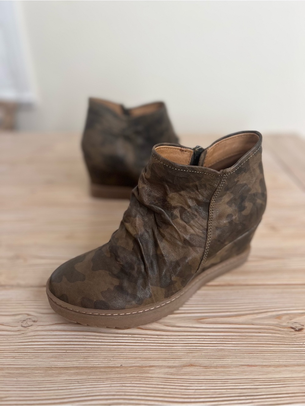 Söfft Siri Olive Camo Waterproof Leather Wedge Booties Size 8.5